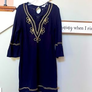 Excellent quality!
Crown & Ivy
Size small 
Smoke free home. 

Next day shipping